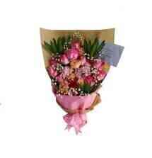 Mixed bouquet of pink ros..