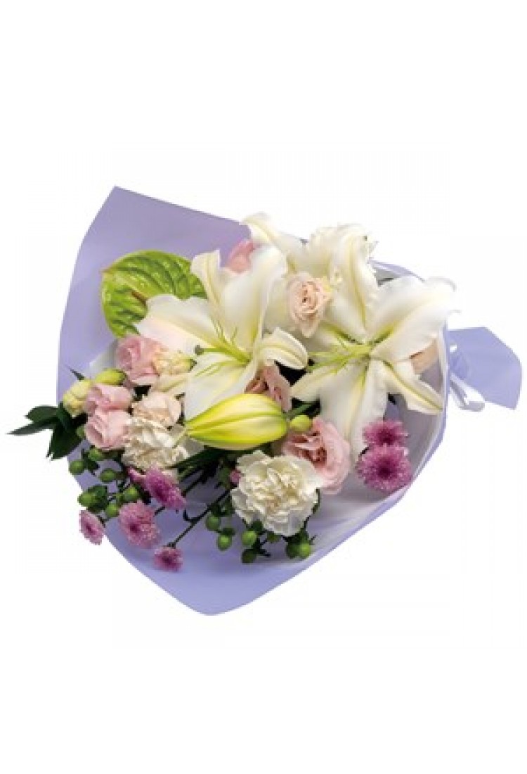 Sympathy bouquet in white..