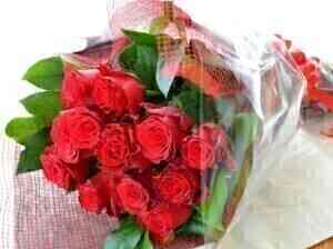 Romantic bouquet of 12 re..