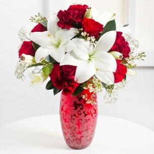 Romantic Bouquet in Red a..